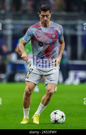 Mailand, Italien. 04. Oktober 2022. Robert Lewandowski vom FC Barcelona erwärmt sich während des UEFA Champions League 2022/23 Group Stage - Gruppe C Fußballspiels zwischen dem FC Internazionale und dem FC Barcelona im Giuseppe Meazza Stadium. (Endergebnis ; Inter 1 - 0 Barcelona) Credit: SOPA Images Limited/Alamy Live News Stockfoto