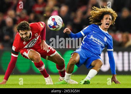 Matt Crooks von Middlesbrough (links) und Hannibal Mejbri von Birmingham City kämpfen während des Sky Bet Championship-Spiels im Riverside Stadium, Middlesbrough, um den Ball. Bilddatum: Mittwoch, 5. Oktober 2022. Stockfoto