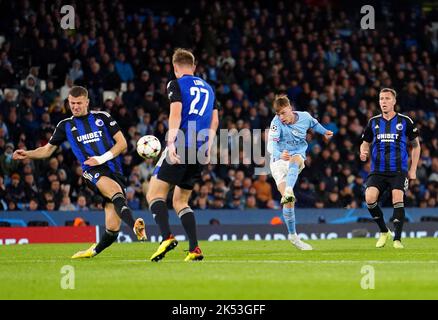 Cole Palmer von Manchester City versucht beim Spiel der UEFA Champions League Group G im Etihad Stadium in Manchester einen Torschuss. Bilddatum: Mittwoch, 5. Oktober 2022. Stockfoto