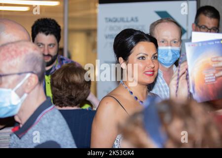 Eine Nahaufnahme von Anna Netrebko im Flur mit Fans nach ihrem Konzert in Madrid, Spanien Stockfoto