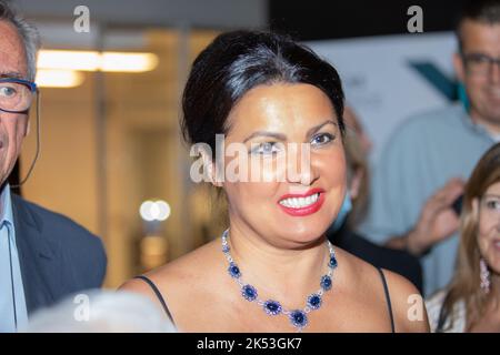 Eine Nahaufnahme von Anna Netrebko im Flur mit Fans nach ihrem Konzert in Madrid, Spanien Stockfoto