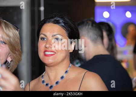 Eine Nahaufnahme von Anna Netrebko im Flur mit Fans nach ihrem Konzert in Madrid, Spanien Stockfoto