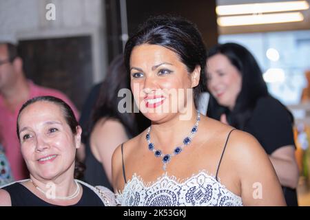 Eine Nahaufnahme von Anna Netrebko im Flur mit Fans nach ihrem Konzert in Madrid, Spanien Stockfoto