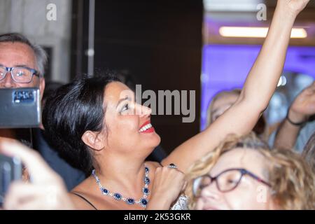 Eine Nahaufnahme von Anna Netrebko im Flur mit Fans nach ihrem Konzert in Madrid, Spanien Stockfoto