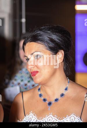 Eine Nahaufnahme von Anna Netrebko im Flur mit Fans nach ihrem Konzert in Madrid, Spanien Stockfoto