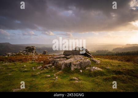 Burrator Reservoir, Dartmoor National Park, Devon, Großbritannien. 5. Oktober 2022. UK Wetter: Das wechselhafte Wetter bringt heute Nachmittag launischen Himmel und schönes goldenes Herbstlicht über Burrator, West Dartmoor. Das Wetter wird gegen das Wochenende wechselhaft bleiben und eine Mischung aus Sonnenschein und Duschen in die Gegend bringen. Kredit: Celia McMahon/Alamy Live Nachrichten Stockfoto