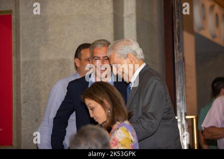 Eine Paparazzi-Aufnahme von Isabel Preysler und Mario Vargas Llosa beim Verlassen des Teatro Real in Madrid, Spanien Stockfoto