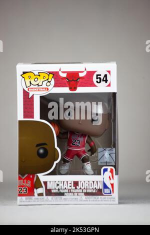 Vertikale Aufnahme der Funko Pop Michael Jordan Vinyl Figur vor hellem Hintergrund Stockfoto