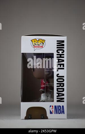 Eine vertikale Aufnahme der Funko Pop Michael Jordan Vinyl Figur vor hellem Hintergrund Stockfoto