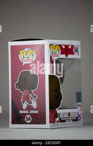 Eine vertikale Aufnahme der Funko Pop Michael Jordan Vinyl Figur vor hellem Hintergrund Stockfoto