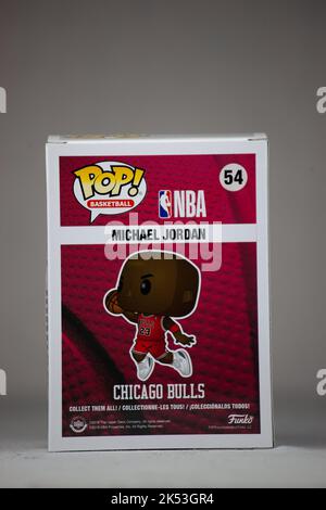 Eine vertikale Aufnahme der Funko Pop Michael Jordan Vinyl Figur vor hellem Hintergrund Stockfoto