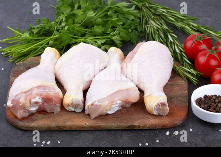 Hähnchenbeine auf schwarzem Hintergrund Stockfoto