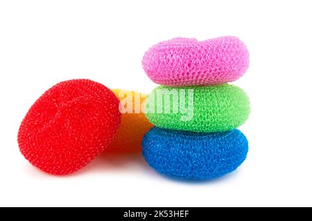 Bunte Schwämme zum Abwaschen auf weißem Hintergrund Stockfoto