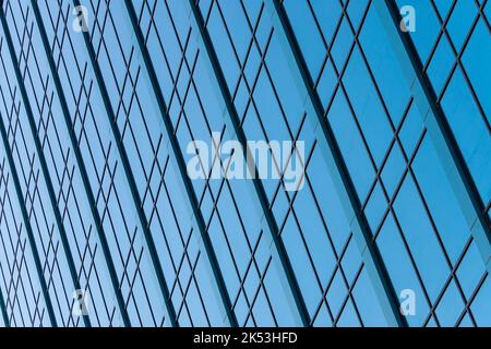 Blauer Himmel spiegelt sich in Fenstern architektonischen Hintergrund Stockfoto