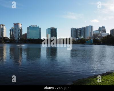 Blick auf den Lake Eola Park im Herzen der Innenstadt von Orlando, Florida. Stockfoto