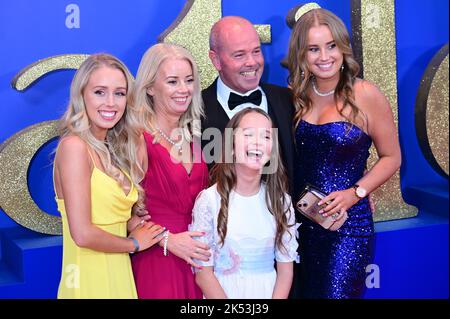 London, UK , 05/10/2022, Alisha Weir und Familie kommen zu den Darstellern und Filmemacher besuchen die Pressekonferenz des BFI London Film Festival für Roald Dahls Matilda The Musical, veröffentlicht von Sony Picters in Kinos in ganz Großbritannien und Irland vom 25.. November - 5.. Oktober 2022, London, Großbritannien. Stockfoto