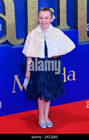 London, UK , 05/10/2022, Darcy Pentland kommt zu den Darstellern und Filmemacher nehmen an der Pressekonferenz des BFI London Film Festival für Roald Dahls Matilda The Musical Teil, das von Sony Picters in Kinos in ganz Großbritannien und Irland vom 25.. November bis 5.. Oktober 2022 in London, Großbritannien, veröffentlicht wurde. Stockfoto