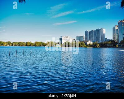 Blick auf den Lake Eola Park im Herzen der Innenstadt von Orlando, Florida. Stockfoto