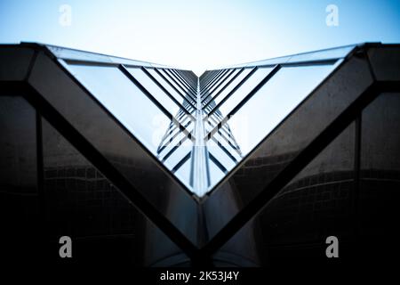Eine Aufnahme moderner symmetrischer Gebäude aus einem niedrigen Winkel Stockfoto