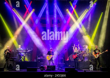 Steve Hackett und seine Band auf der Bühne des Ipswich Regent Theatre Stockfoto