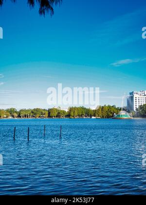 Blick auf den Lake Eola Park im Herzen der Innenstadt von Orlando, Florida. Stockfoto