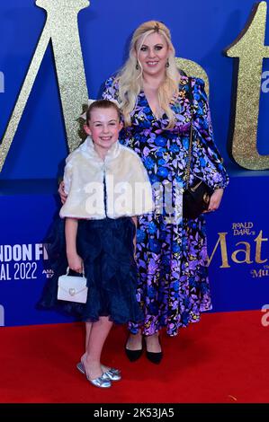 London, UK , 05/10/2022, Darcy Pentland kommt zu den Darstellern und Filmemacher nehmen an der Pressekonferenz des BFI London Film Festival für Roald Dahls Matilda The Musical Teil, das von Sony Picters in Kinos in ganz Großbritannien und Irland vom 25.. November bis 5.. Oktober 2022 in London, Großbritannien, veröffentlicht wurde. Stockfoto