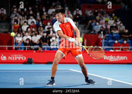 Tokio, Japan. 4. Oktober 2022. TSENG CHUN-HSIN (TPE) trifft sich gegen N. KYRGIOS (AUS) während ihres Einzel-1.-Runden-Spiels bei den Rakuten Japan Open Tennis Championships 2022 im Ariake Coliseum. Das Turnier findet vom 1. Bis 9. Oktober statt. N. Kyrgios gewann 6:3, 6:1. (Bild: © Rodrigo Reyes Marin/ZUMA Press Wire) Stockfoto