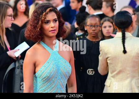 London, UK , 05/10/2022, Maksuda Akhtar kommt zu den Darstellern und Filmemacher nehmen an der Pressekonferenz des BFI London Film Festival für Roald Dahls Matilda The Musical Teil, die von Sony Picters in Kinos in ganz Großbritannien und Irland vom 25.. November bis 5.. Oktober 2022 in London, Großbritannien, veröffentlicht wurde. Stockfoto