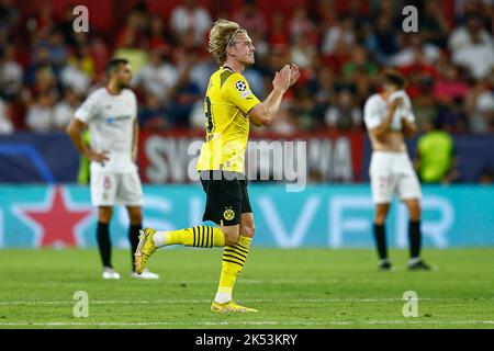 Sevilla, Spanien. Am 05. Oktober 2022 spielte Julian Brandt von Borussia Dortmund während des UEFA Champions League-Spiels zwischen dem FC Sevilla und Borussia Dortmund, Gruppe G, am 05. Oktober 2022 im Sanchez Pizjuan-Stadion in Sevilla, Spanien. (Foto von Antonio Pozo / PRESSIN) Stockfoto