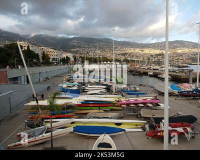 Straßen von madeira, Yachthafen von madeira funchal, funchal madeira, CR7. ronaldo-Statue auf madeira funchal, Yachthafen, Yachthafen funchal madeira, madeira marina.cafe Stockfoto