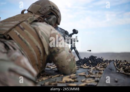 US Air Force Airman First Class Blaine Hale, Student, sendet während des Live-Schussabschnitts des Qualifikationskurses für Leichtgewicht-Maschinengewehr am Joint Base San Antonio-Camp Bullis, Texas, 3. Oktober 2022 Kugeln über den Zielbereich eines mittleren M240-B-Maschinengewehrs. Der Kurs dauert zwei Wochen und endet an drei Tagen, an denen die Schüler sich mit Waffen vertraut machen, indem sie unter verschiedenen Bedingungen unter Live-Beschuss gehen. Er ist darauf ausgelegt, die Schüler auf den ersten Tag des Einsatzes an ihrer neuen Basis vorzubereiten, an dem dieses Training nicht verfügbar ist. (USA Luftwaffe Foto von Brian Boisvert) Stockfoto