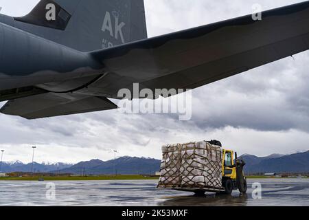 Alaska Air National Guard Master Sgt. Derick Hansen, ein Laderampe, der der Rettungsgeschwader 211. zugewiesen wurde, leitet die Ladung in eine Rettungsgeschwader HC-130J Combat King II von 211. auf der Joint Base Elmendorf Richardson, Alaska, 29. September 2022. Mehr als 130 Mitglieder der Alaska organisierten Miliz, Die Mitglieder der Alaska National Guard, der Alaska State Defense Force und der Alaska Naval Miliz wurden nach einer Katastrophenerklärung am 17. September aktiviert, nachdem die Überreste des Taifuns Merbok dramatische Überschwemmungen über mehr als 1.000 Meilen der Küste Alaskas verursacht hatten. (USA Luftwaffe Foto von Airman Stockfoto