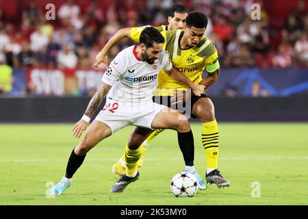 Sevilla, Sevilla, Spanien. 5. Oktober 2022. Francisco Alarcon ''Iisco'' vom FC Sevilla konkurriert mit Jude Bellingham von Borussia Dortmund während des UEFA Champions League Group G-Etappenspieles zwischen dem FC Sevilla und Borussia Dortmund am 06. Oktober 2022 bei Ramon Sanchez Pizjuan in Sevilla, Spanien, um den Ball. (Bild: © Jose Luis Contreras/DAX via ZUMA Press Wire) Stockfoto