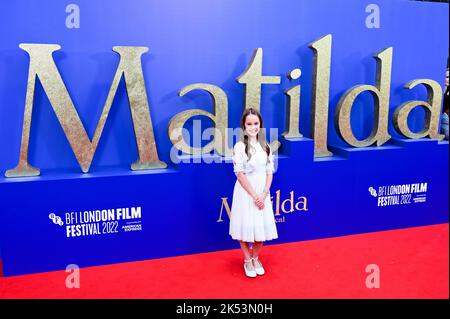 London, UK , 05/10/2022, Alisha Weir kommt bei der Eröffnungsgala des Roald Dahl's Matilda The Musical - World Premiere- in der Royal Festival Hall, London, UK an. - 5.. Oktober 2022. Stockfoto