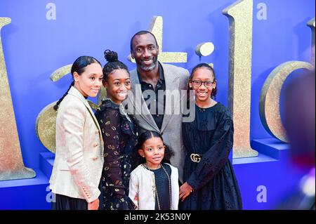 London, UK , 05/10/2022, Jimmy Floyd Hasselbaink und seine Familie kommen bei der Eröffnungsgala des Roald Dahl’s Matilda the Musical - World Premiere- in der Royal Festival Hall, London, UK an. - 5.. Oktober 2022. Stockfoto