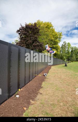 CARMEL, NY, USA - 24. SEPTEMBER 2022: Eine Replik der Vietnam Memorial Wall in Washington DC im Maßstab 1:3/5, die die USA bereist, um an die großen s zu erinnern Stockfoto