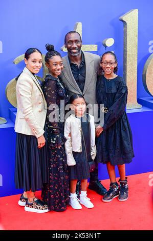 London, UK , 05/10/2022, Jimmy Floyd Hasselbaink und seine Familie kommen bei der Eröffnungsgala des Roald Dahl’s Matilda the Musical - World Premiere- in der Royal Festival Hall, London, UK an. - 5.. Oktober 2022. Stockfoto