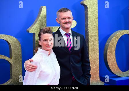 London, UK , 05/10/2022, Tricia Tuttle und Ben Roberts kommen bei der Eröffnungsgala des Roald Dahl’s Matilda the Musical - World Premiere- in der Royal Festival Hall, London, UK an. - 5.. Oktober 2022. Stockfoto