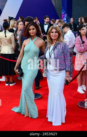 London, UK , 05/10/2022, Maksuda Akhtar und Shahla Fallah kommen zu den Darstellern und Filmemacher nehmen an der Pressekonferenz des BFI London Film Festival für Roald Dahls Matilda The Musical Teil, die von Sony Picters in Kinos in ganz Großbritannien und Irland vom 25.. November bis 5.. Oktober 2022 in London, Großbritannien, veröffentlicht wurde. Stockfoto