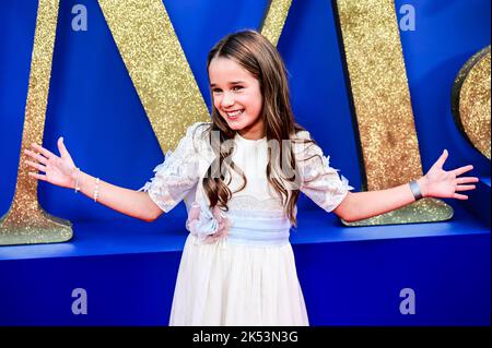 London, UK , 05/10/2022, Alisha Weir kommt bei der Eröffnungsgala des Roald Dahl's Matilda The Musical - World Premiere- in der Royal Festival Hall, London, UK an. - 5.. Oktober 2022. Stockfoto