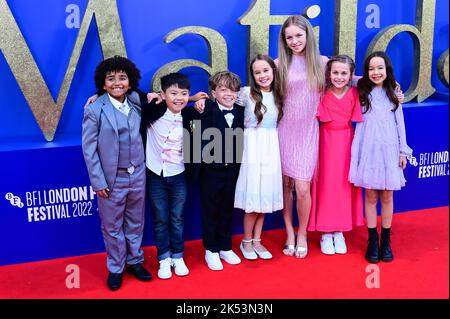 London, UK , 05/10/2022, Alisha Weir und ihre Freunde kommen zur Eröffnungsgala des Roald Dahl’s Matilda the Musical - World Premiere- in der Royal Festival Hall, London, UK. - 5.. Oktober 2022. Stockfoto