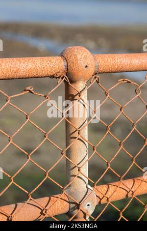 Sehr verwitterte rostige Geländer Stockfoto