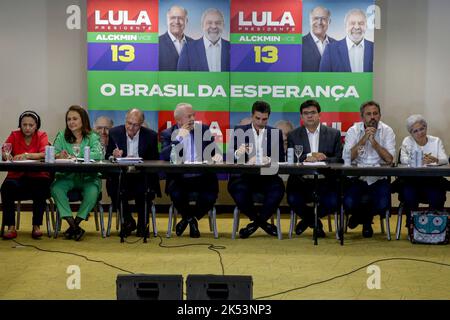 Sao Paulo, Brasilien. 05. Oktober 2022. SP - Sao Paulo - 10/05/2022 - SAO PAULO, LULA, TREFFEN MIT GOUVERNEUREN - ehemaliger Präsident Lula, trifft sich mit Gouverneuren und Senatoren an diesem Mittwochnachmittag (05) in einem Hotel in der zentralen Region der Stadt Sao Paulo Paul. Foto: Suamy Beydoun/AGIF/Sipa USA Quelle: SIPA USA/Alamy Live News Stockfoto