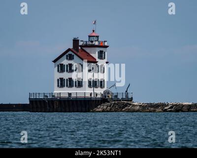 Ein malerischer Blick auf den Lorain Leuchtturm am Eriesee an einem klaren Tag Stockfoto