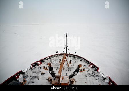 Die US-Küstenwache Healy (WAGB-20) durchläuft mehrjähriges Packeis im Arktischen Ozean, während sich der Cutter dem Nordpol nähert, 27. September 2022. Dies ist das dritte Mal, dass der Eisbrecher seit seiner Inbetriebnahme im Jahr 1999 zum Nordpol gereist ist Foto der Küstenwache von Deborah Heldt Cordone, Fachkraft für öffentliche Angelegenheiten 1. Stockfoto