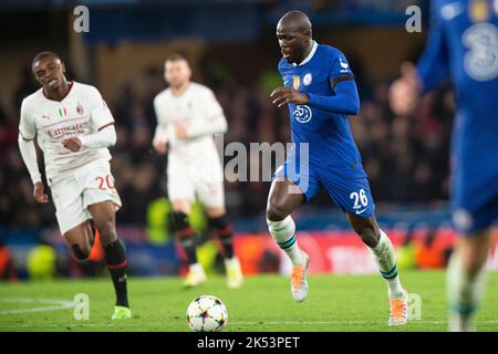 London, Großbritannien. 05. Oktober 2022. Kalidou Koulibaly aus Chelsea während des UEFA Champions League-Gruppenbühnenkreites zwischen Chelsea und AC Mailand am 5. Oktober 2022 in Stamford Bridge, London, England. Foto von Salvio Calabrese. Nur zur redaktionellen Verwendung, Lizenz für kommerzielle Nutzung erforderlich. Keine Verwendung bei Wetten, Spielen oder Veröffentlichungen einzelner Clubs/Vereine/Spieler. Kredit: UK Sports Pics Ltd/Alamy Live Nachrichten Stockfoto