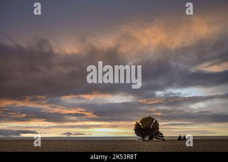 Muschelskulptur von Maggie Hambling am Kiesstrand Stockfoto