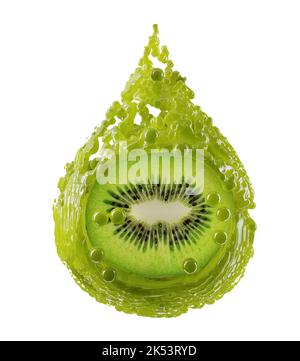 Kiwi in grünem Saft spritzt in Form eines Tropfens mit Beschneidungspfad auf weißem Hintergrund. 3D Rendern. Stockfoto