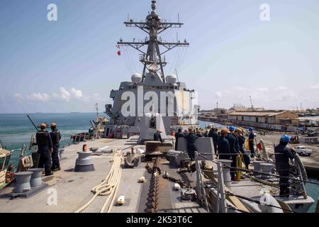 221003-N-EH998-1056 GOLF VON ADEN (OKT. 3, 2022) der Lenkraketen-Zerstörer USS Nitze (DDG 94) zieht am 3. Oktober in den Hafen von Dschibuti. Nitze wird im Einsatzgebiet der US-Flotte für 5. eingesetzt, um die Sicherheit und Stabilität der Seefahrt im Nahen Osten zu gewährleisten. (USA Navy Foto von Mass Communication Specialist 2. Class Cryton Vandiesal) Stockfoto