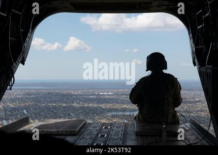 Florida Gov. Ron DeSantis und der Adjutant General von Florida, Major der US-Luftwaffe, General James O. Eifert, besuchen Pine Island, Florida, um die Schäden durch den Orkane Ian zu beurteilen, 4. Oktober 2022. (USA Foto der Air National Guard vom Senior Airman Jacob Hancock) Stockfoto